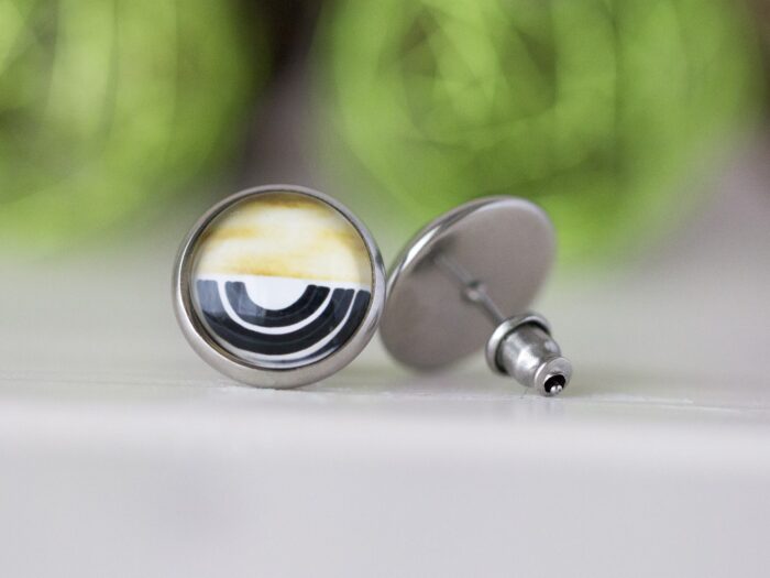 Cabochon Ohrstecker in schwarz beige weiss halbrund