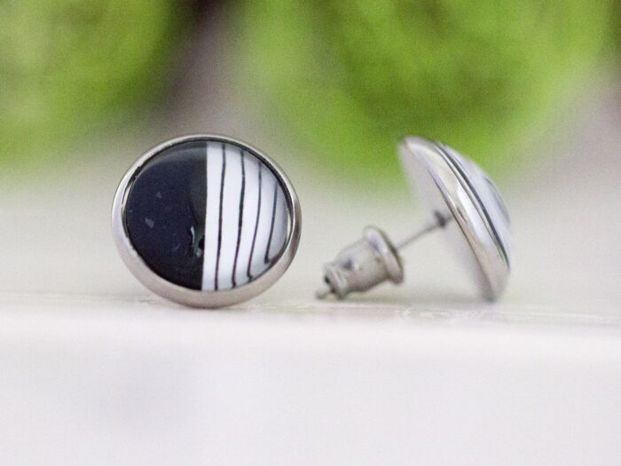 Cabochon Ohrstecker in schwarz weiss