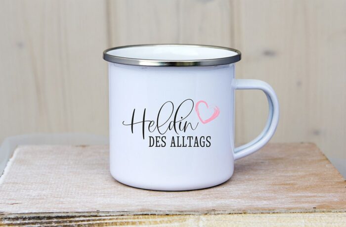 Emaille_Tasse_Heldin_des_alltages