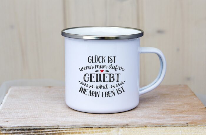 Emaille_Tasse_Glueck_ist_wenn_man_geliebt_wird