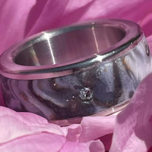 Fingerring weiss, grau, schwarzes Muster Gr 57 als handgefertigter Metall Unikat Ring und edles Statement Schmuckstück
